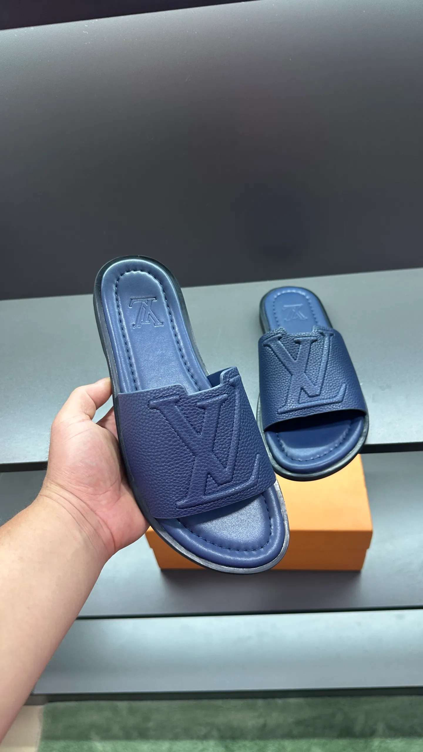 P300 🔍LV Men's Spring and Summer Slippers Counter Synchronization. The uppers are imported cowhide fabrics from Italy, with logo graphics and high-quality craftsmanship. Soles: original soles specially provided by the original factory. Exclusive movable molded soles are super comfortable. Original factory follow-up orders. 🔍🔍High quality. You can enter and leave the counter at will. Welcome to compare. Code number 38-45 No. 058